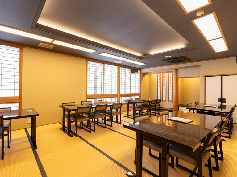 格式ある雰囲気と、気軽に入れる空気感を兼ね備えた大宴会場