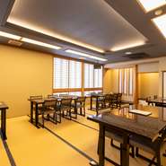 店内の大宴会場は、冠婚葬祭の会食や法事に最適です。格式ある雰囲気と、気軽に入りやすい空気感を兼ね備えた空間。落ち着きのある雰囲気の中、おいしい料理を堪能できます。