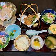 大切な人の記念日や誕生日などにオススメ。ふぐ小鍋・ふぐ唐揚げ・ふぐ皮サラダ・ふぐ身皮湯引きなど、ふぐのミニコースが手軽に味わえます。※要予約です。
プチふぐ刺しとご一緒に、ちょっと贅沢なふぐコース。