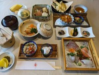 ほとんどの料理を個人盛りで提供。見た目も美しい盛り付けで、法事や慶事に最適『5000円コース』
