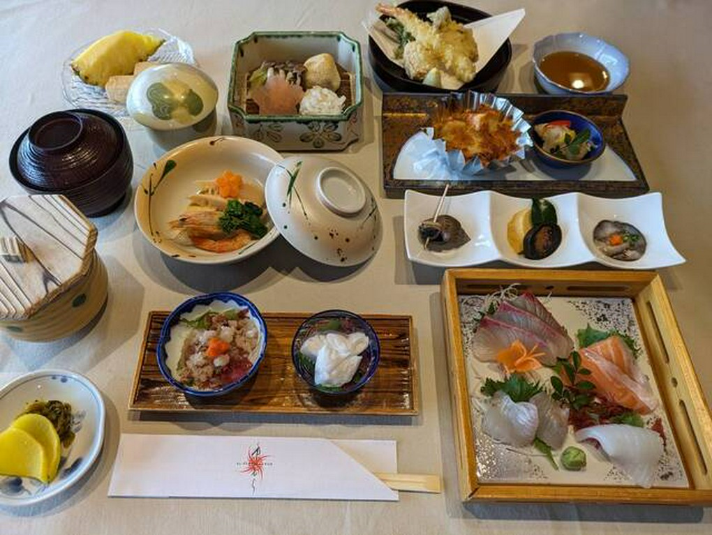 ほとんどの料理を個人盛りで提供。見た目も美しい盛り付けで、法事や慶事に最適『5000円コース』