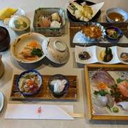 季節の食材を使用した和食コース、原則個人盛りで提供します。造り4点・焼き物・揚げ物・煮物など和洋折衷の料理を愉しめる、見た目も美しい盛り付けで、法事や慶事に最適なコースです。

