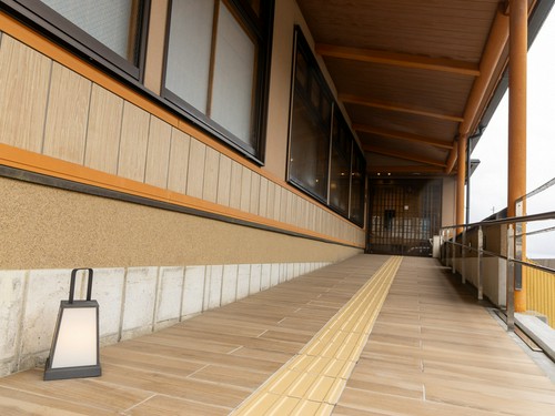 スロープはバリアフリー設計で安心