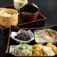 仕入れによって変更する日替わりのメイン料理のほか、全7品がリーズナブルに味わえます。ランチタイム限定。旬の鮮魚が楽しめる刺身は、季節を感じることができるオススメの逸品です。