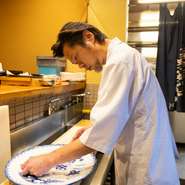 「心地よい空間を提供し、おいしい料理でくつろいだ一時を過ごして欲しい」と語る中村氏。店内は、笑顔溢れるアットホームな雰囲気で、心地よく過ごせる優しい空間です。