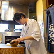優しい笑顔でゲストを出迎え、おいしい料理を提供。ゲストとのコミュニケーションを重視し、温かな雰囲気づくりと、スタッフ一同きめ細やかな心配りで“おもてなし”しています。