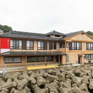 八郎川沿い、東望橋近くにある【新鮮食彩　市むら】。新鮮なトラフグ料理や、旬の食材を使用した創作料理を堪能できます。川を眺めながらの食事は、まるで船上レストランのような感覚で楽しめます。