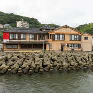 八郎川沿い、東望橋近くにある【新鮮食彩　市むら】。新鮮なトラフグ料理や、旬の食材を使用した創作料理を堪能できます。川を眺めながらの食事は、まるで船上レストランのような感覚で楽しめます。