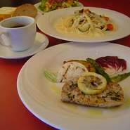 サラダ・日替わりパスタ・日替わりメイン料理・パンorライス・コーヒーor紅茶