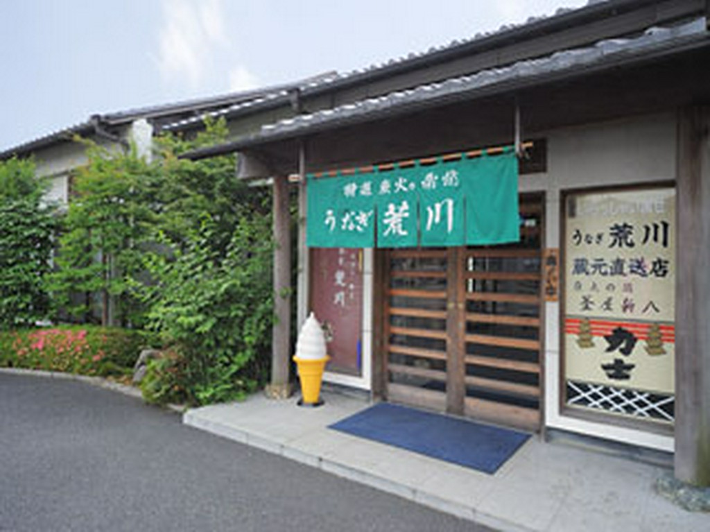 国道122号沿い、「騎西役場前」交差点のそばにございます