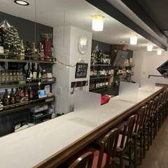 カウンター席のみのイタリアンです。