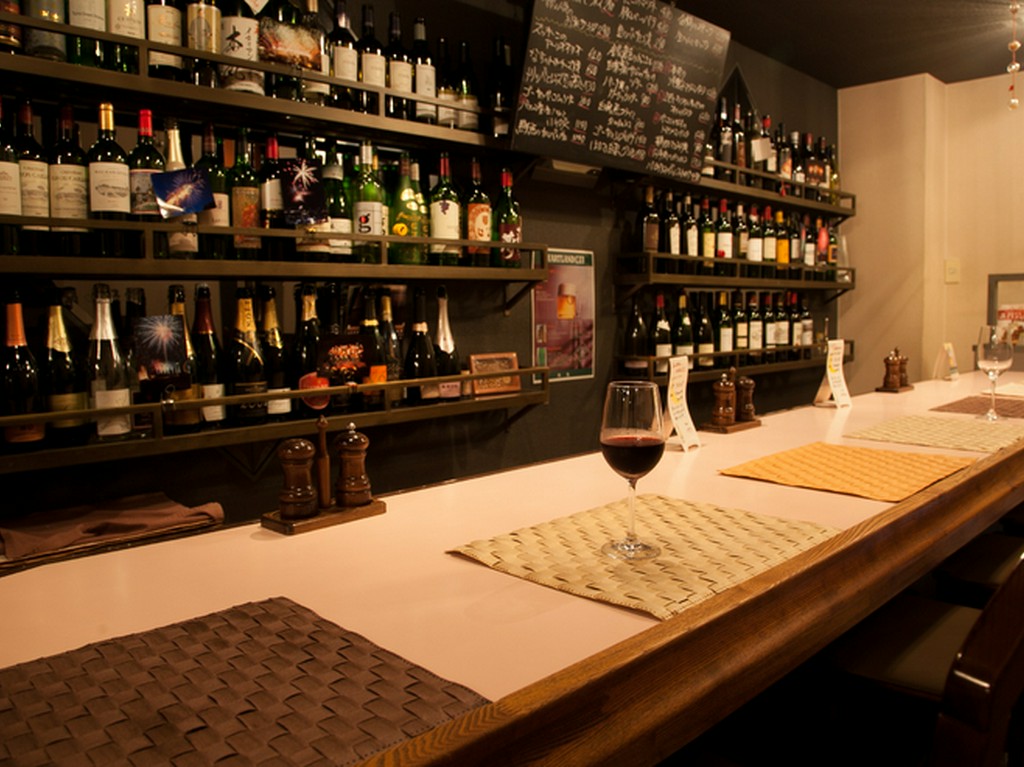 カジュアルな雰囲気で気軽にお酒や料理が楽しめる