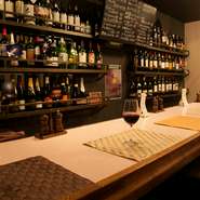 カジュアルな雰囲気をを満喫できるカウンター席は14席。恋人とのデートや、ひとりでゆっくり食事をしたい時などにもぴったり。