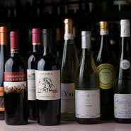 オーナーが自らワインの試飲会などに足を運び、選んだというワインは実に40種類以上。イタリアを中心に、ドイツ、フランスなど、ヨーロッパの名酒がずらり。ワインは持ち込みも可能（持ち込み料金あり）。