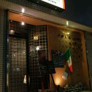おちついた住宅街の中にあり、隠れ家風の店内が魅力的。リピーターも多く、女子会を開催する女性客にも人気。カウンター式のお店で、調理のライブ感を楽しみながらお食事を楽しめます。