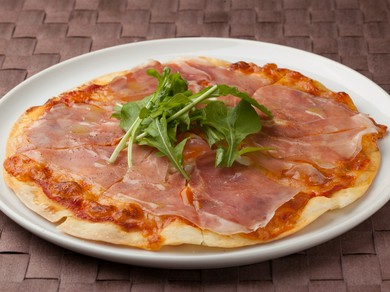 生地は薄目。カリカリ感がおいしい『生ハムと卵のピザ』