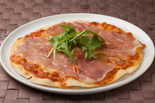 生地は薄目。カリカリ感がおいしい『生ハムと卵のピザ』