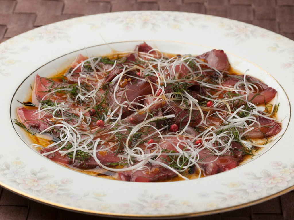 その日、仕入れた新鮮素材でつくる『鮮魚のカルパッチョ』