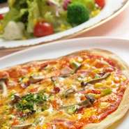 「本丸ミックスピザ」は7種類の具材を使った人気のピザ。サクサクとした生地も最高です。