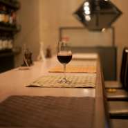 14席とこじんまりとした店内。全席カウンター式なので、女性ひとりでも気軽に入れます。カジュアルながら落ち着いた雰囲気なので、デートやちょっとした女子会にもぴったり。