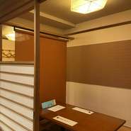 4人～5人座れます。2部屋有ります。繋げたら10人まで座れます。