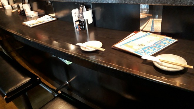カウンターで安心して食事ができる