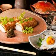 その日に水揚げされた新鮮な魚貝類をふんだんに盛り込み、京野菜の彩りを添えて、心づくしの味わいを提供しています。旬の魚を盛り込んだ『おまかせ懐石料理コース』がおすすめ。料理に合う日本酒も用意しています。