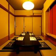 二部屋ある個室は、純和風の落ち着いた和の空間。個室の和空間でいただく懐石料理の旬の魚の美味しさは格別。日本人で良かったと思える空間がここに。お仲間との優美な時間をお過ごしください。個室は予約制です。