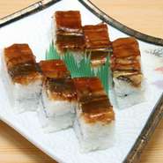 福一人気メニューのひとつ、にぎり寿司と一味違う味わいのある『淡路島近海産穴子押寿司』です。