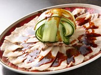 薩摩の黒豚を使用し、やわらかくゆで上た肉を特性ニンニクソースで召し上がっていただけます。