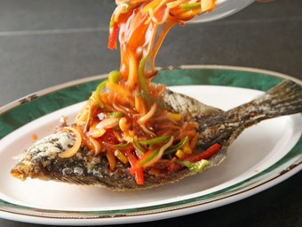 築地直送の鮮魚を使った『魚の甘酢がけ』　※写真はカレイ