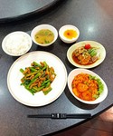 写真はニンニクの芽と豚肉です。メニューは日替わりです。