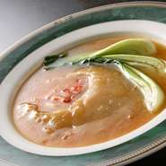 深みのある醤油ベースのスープ。フカヒレ特有の弾力ある食感が楽しめます。