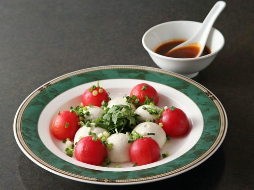 辛めソースが食材の味を引き立てる『胡麻豆腐とトマトの冷菜』