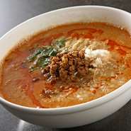 プリプリの細麺に、胡麻の風味漂うスープがよく絡みます。仕上げに自家製ラー油をふりかけた一杯。