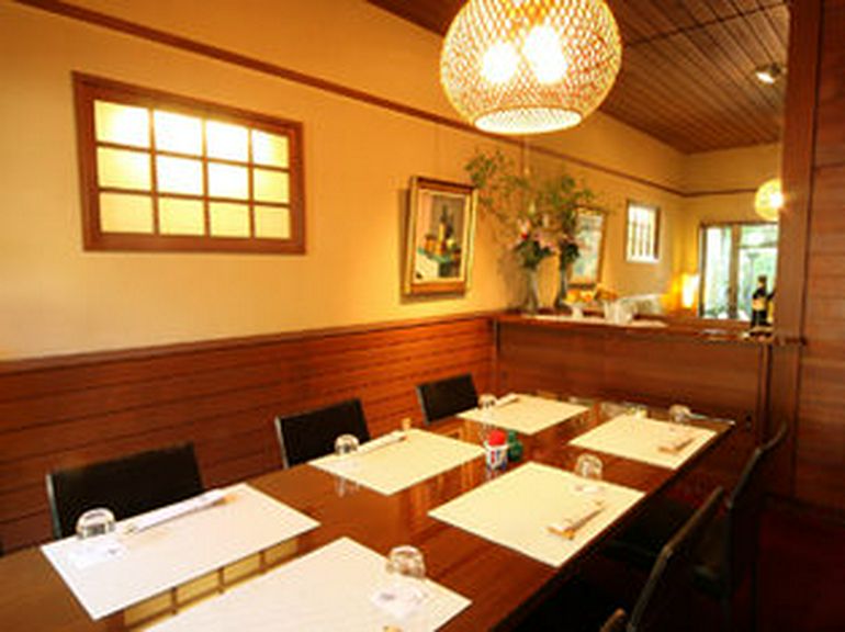お座敷あり。会食・宴会には【一里】でお食事を