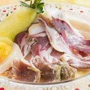 開放的な窓から眺める田園風景。時間を忘れて美味しいひと時をお愉しみ下さい。ワインと共に気軽につまめる前菜や、シェフの腕が生きる肉魚料理やパスタなど、メニューも豊富にご用意しております。