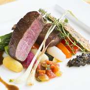 大自然の中で味わう本格イタリアン。六本木のイタリアンや銀座のフレンチでキャリアを積んだシェフが、腕によりをかけて調理致します。自家栽培の季節のお野菜やパスタ各種など気軽に愉しめるメニューが豊富です。