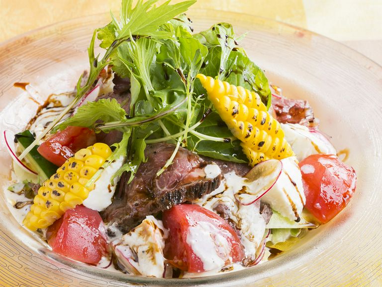 スタッフ全員で育てている農園野菜や地産の食材をどうぞ。