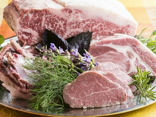 「信州牛」や「安曇野ポーク」、「自家菜園野菜」など素材を厳選