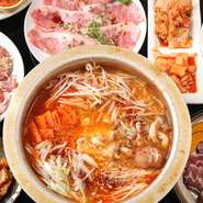 黒毛和牛の焼肉と黒毛和牛のモツ4種をふんだんに使った本格的なモツ鍋のセットです。確実にお腹がはち切れます。ご予約でパズンサービス付。クーポンご利用で3308円～。