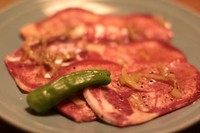 ボリュームたっぷりの肉厚のタンをお召し上がりください。