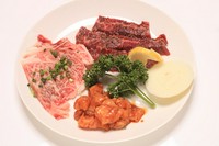 上ロース・ハラミ・上ミノのセットメニューです。カルビや特上カルビと組み合わせるとグッドバランス。