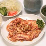 韓国風に味付けした豚カルビの壷付けにライスセットをプラス。食べ応え抜群のお腹いっぱいセットです。