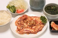 韓国風に味付けした豚カルビの壷付けにライスセットをプラス。食べ応え抜群のお腹いっぱいセットです。