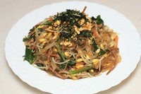 ヘルシーな春雨とナムルの炒め物。ハーフサイズも承ります。