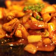 ボリューム抜群の韓国風お餅の炒め物。韓国ハムや野菜もたっぷり入って甘辛い味付け。ハーフサイズも可能。