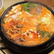 4種類の和牛モツを贅沢に使ったモツ鍋。本場韓国の料理人直伝の味をご賞味ください。2～4人でどうぞ。