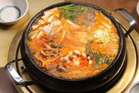 4種類の和牛モツを贅沢に使ったモツ鍋。本場韓国の料理人直伝の味をご賞味ください。2～4人でどうぞ。
