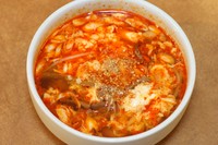 飲んだ後クセになる旨さ。他にコムタン、カルビスープなどもあります。